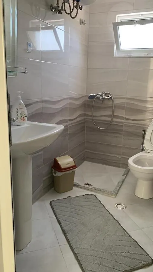 Adam'S Villa Permet 0*,
